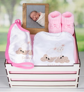 eJOYA Ahşap Sandıkta Kişiye Özel Zıbın Önlük Fotoğraf Çerçevesi Ve Patik Bebek Hediye Seti 109408 (Model 2)