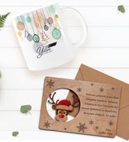 BK Gift Kişiye Özel Mutlu Yıllar Kupa Bardak ve Retro Ahşap Yılbaşı Tebrik Kartı Hediye Seti-1 (Beyaz)