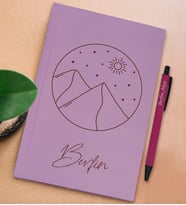 BK Gift Kişiye Özel İsimli Lila Sert Kapaklı Defter ve Tükenmez Kalem Seti, Arkadaşa Hediye, Yeni İş Hediyesi, Doğum Günü Hediyesi (Model 3)