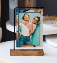 Ahşap Ayaklı Metal Aparatlı Fotoğraf Çerçevesi (Model 8)