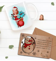 BK Gift Kişiye Özel Mutlu Yıllar Karikatürlü Kupa Bardak ve Retro Ahşap Yılbaşı Tebrik Kartı Hediye Seti-2 (Kırmızı)