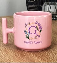 Kişiye Özel Çiçekli G Harfli Hediye Pastel T Kupa İsim Soyisim Yazılı (Pembe)