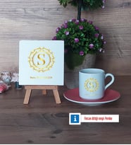 Gold Baş Harf Dekoratif Taş, Türk Kahvesi Fincanı Kırmızı İsme Özel Hediye (Model 4)