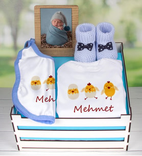 eJOYA Ahşap Sandıkta Kişiye Özel Zıbın Önlük Fotoğraf Çerçevesi Ve Patik Bebek Hediye Seti 109405 (Model 1)