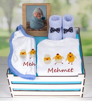 eJOYA Ahşap Sandıkta Kişiye Özel Zıbın Önlük Fotoğraf Çerçevesi Ve Patik Bebek Hediye Seti 109405 (Model 1)