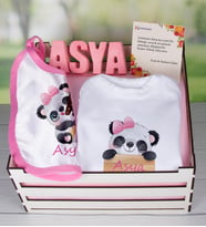 eJOYA Ahşap Sandıkta Kişiye Özel Zıbın Önlük Ve Taş İsimlik Bebek Hediye Seti 109452 (Pembe)