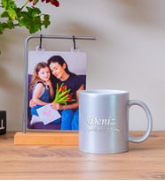 Kişiye Özel Ahşap Standlı Fotoğraflı Çerçevesi & Renkli Kupa Bardak Model no:875 (Gümüş)