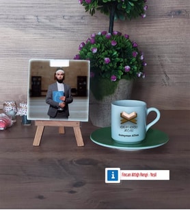 Kuran Kursu Hocası Fotoğraflı Dekoratif Taş, Ahşap Altlıklı Türk Kahvesi Fincanı Hediye (Model 9)