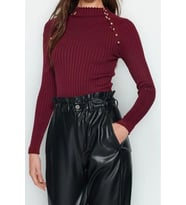 Stil Modern Kadın Regular Standart Kol Dik Yaka Pencere Cut Out Aksesuar Detaylı Triko Kazak (Bordo)