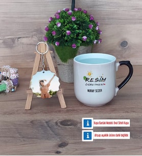 Resim Öğretmeni Kupa Bardak Beyaz ve Fotoğraflı Ahşap Anahtarlık Hediye (Model 10)