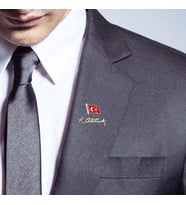 Atatürk İmzalı Bayraklı Yaka Rozeti Seti HD981 (Gümüş)