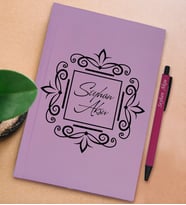 BK Gift Kişiye Özel İsimli Lila Sert Kapaklı Defter ve Tükenmez Kalem Seti, Arkadaşa Hediye, Yeni İş Hediyesi, Doğum Günü Hediyesi (Model 14)