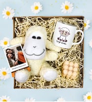 Kişiye Özel Polo Kartlı Sevimli Kuzu &  Mum Kupa Hediye Seti (Model 4)