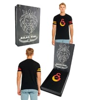 Galatasaray Orijinal Logo Baskılı Siyah T-Shirt Gs Aslan Baskılı Ahşap Kutulu (Siyah - Sarı) (Siyah-Sarı)