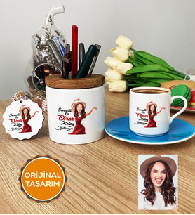 Kişiye Özel Karikatürlü Kolay Yetişmiyor Hediye Seti Türk Kahvesi Fincanı, Kalemlik, Anahtarlık Kadın Sevgiliye Anneye Ablaya Arkadaşa Hediye (Mavi)
