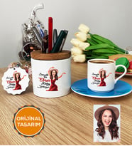 Kişiye Özel Karikatürlü Kolay Yetişmiyor Hediye Seti Türk Kahvesi Fincanı, Kalemlik, Anahtarlık Kadın Sevgiliye Anneye Ablaya Arkadaşa Hediye (Mavi)