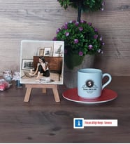Baş Harf ve İsim Soyisim Fotoğraflı Dekoratif Taş, Ahşap Altlıklı Türk Kahvesi Fincanı Hediye (Model 8)