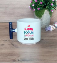 Kadın Doğum Uzmanı Hediye Sepeti Kupa Bardak T Kulplu, Kalemlik ve Ahşap Telefon Standı Tıp Bayramı Hediyesi (Model 2)