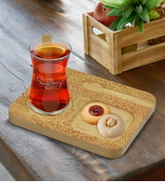 BK Gift Kişiye Özel Doğal Ahşap Kaşıklı Sunum Tabağı ve Heybeli Çay Bardağı Hediye Seti, Ev Hediyesi, Arkadaşa Hediye, Anneye Hediye, Doğum Günü Hediyesi (Model 12)