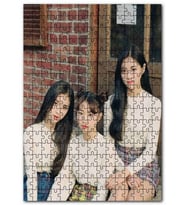 Cakapuzzle Kapı Önünde Oturan Üç Koreli Kız Puzzle Yapboz MDF (Ahşap) (500 Parça)