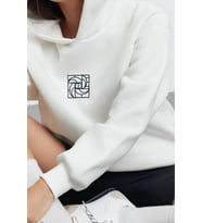 Tarz Bol Kapüşonlu Düşük Kol Uzun Geniş Kalıp Nakışlı Kalın İçi Polarlı Örme Sweatshirt (Ekru)