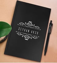 BK Gift Kişiye Özel İsimli Siyah Sert Kapaklı Defter ve Tükenmez Kalem Seti, Arkadaşa Hediye, Yeni İş Hediyesi, Doğum Günü Hediyesi (Model 19)