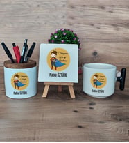 Kadın Öğretmene Hediye Hediye Sepeti Kupa Bardak T Kulplu, Kalemlik ve Dekoratif Taş Öğretmenler Günü Hediyesi (Model 6)
