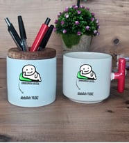 Umurumda Değil Hediye Sepeti Kupa Bardak T Kulplu, Kalemlik Hediyeleri Arkadaşa Hediye (Model 1)