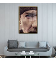 Metal Çerçeveli Cam Tablo Yakın Çekim Atatürk Portresi (Gold)