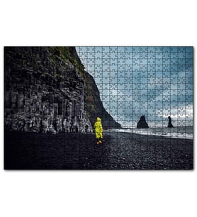 Cakapuzzle Kayalıklı Kumsalda Sarı Yağmurluklu Adam  Puzzle Yapboz MDF (Ahşap) (255 Parça)