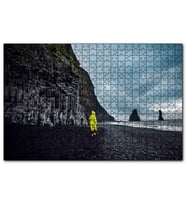 Cakapuzzle Kayalıklı Kumsalda Sarı Yağmurluklu Adam  Puzzle Yapboz MDF (Ahşap) (255 Parça)