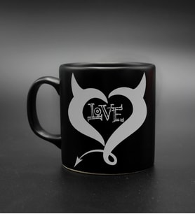 Sevgililer Gününe Özel Gold & Gümüş Kalpli Love Baskılı Siyah Kupa (Model 1)
