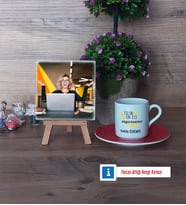 En İyi Fizyoterapist Fotoğraflı Dekoratif Taş, Ahşap Altlıklı Türk Kahvesi Fincanı Hediye (Model 3)