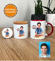 Kişiye Özel Karikatürlü Doğum Günü Hediyesi Hediye Seti Kupa Bardak, Kalemlik, Anahtarlık Erkek Sevgiliye Babaya Abiye Doğum Günü Hediyesi (Kırmızı)