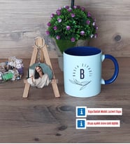 Minimal Baş Harf ve İsim Yazılı Kupa Bardak Beyaz ve Fotoğraflı Ahşap Anahtarlık Hediye (Model 3)