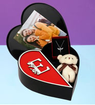 Kişiye Özel Kalpli Kutu Baş Harf Tasarımlı Kalp Kutu Ve Peluş Ayıcık Anahtarlık Ve Melek kolye (Beyaz-Kırmızı) (Beyaz - Kırmızı)