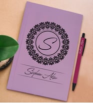 BK Gift Kişiye Özel İsimli Lila Sert Kapaklı Defter ve Tükenmez Kalem Seti, Arkadaşa Hediye, Yeni İş Hediyesi, Doğum Günü Hediyesi (Model 15)