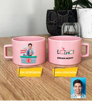 Kişiye Özel Karikatürlü Eczacı Hediye Pastel Fincan Erkek Ezacıya Tıp Bayramı Hediyesi (Pembe)