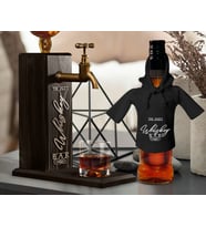 BK Gift Kişiye Özel Kabartma İsimli Musluklu Doğal Ahşap İçki Standı ve Siyah İçki Şişesi Tişörtü Hediye Seti, Home Bar, Viski Çeşmesi, Ahşap İçecek Çeşmesi (Model 10)