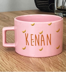 Kişiye Özel İsim Yazılı Hediye Pastel Fincan Muz Desenli Meyveli (Pembe)