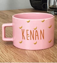 Kişiye Özel İsim Yazılı Hediye Pastel Fincan Muz Desenli Meyveli (Pembe)