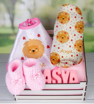 eJOYA Ahşap Sandıkta Kişiye Özel Önlük Battaniye Taş İsimlik Ve Patik Bebek Hediye Seti 109755 (Pembe)