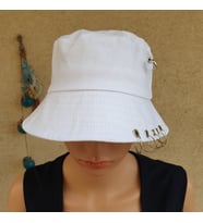 Ororabutik Piercingli, Çengelli İğneli Balıkçı Bucket Şapka (Beyaz)