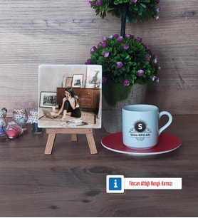 Baş Harf ve İsim Soyisim Fotoğraflı Dekoratif Taş, Ahşap Altlıklı Türk Kahvesi Fincanı Hediye (Model 3)