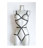 Vücudu  Gösteren Lastik Harness (Kırmızı)