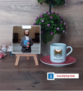 Kuran Kursu Hocası Fotoğraflı Dekoratif Taş, Ahşap Altlıklı Türk Kahvesi Fincanı Hediye (Model 6)
