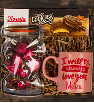 eJOYA Kişiye Özel Kupa & Choco Cookies & Çilekli Fudge Hediye Kutusu 111121 (Pembe)