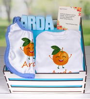eJOYA Ahşap Sandıkta Kişiye Özel Zıbın Önlük Ve Taş İsimlik Bebek Hediye Seti 109465 (Mavi)
