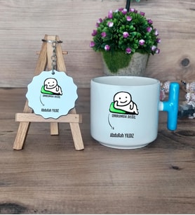 Umurumda Değil Hediye Seti Kupa Bardak T Kulplu ve Anahtarlık Arkadaşa Hediye (Model 3)