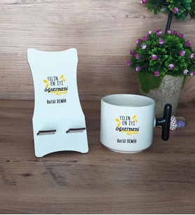 Yılın En İyi Öğretmeni Hediye Sepeti Kupa Bardak T Kulplu ve Ahşap Telefon Standı Öğretmenler Günü Hediyesi (Model 6)